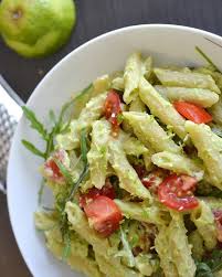 Avocadopasta Mit Rucola Und Tomaten Coral And Mauve Gerichte Mit Avocado Rezepte Gesunde Rezepte