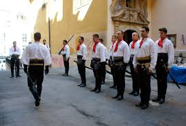 Bawa tangan ke depan tubuh dengan membungkuk, tahan belenggu serendah mungkin, dan mundur jangan mengikat tali di leher, terutama jika membentu laso. 16 Cara Ikat Tali Leher Paling Senang Untuk Pakai Di Tempat Kerja Dan Sekolah