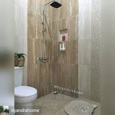 Kamar mandi dengan fokus pemandangan. Dinding Kamar Mandi Bagian Shower Beda Keramik Kamar Mandi Rumah Mandi