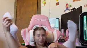 Thicc ass pawg pretzel folds in gaming chair with octopus dildo play
