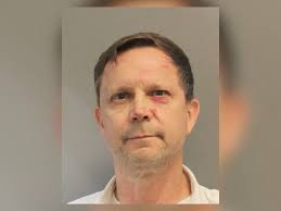 Bailiff attacked in court, rescued by prosecutor