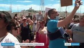 A peine commencée, la police charge et utilise du gaz lacrymogènes pour disperser la manifestation contre le pass sanitaire à #paris. 3xnfygds Zrhtm