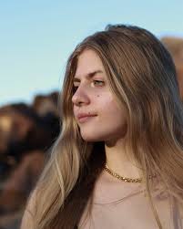 Elle Pearson (@heyoitselle) • Instagram photos and videos