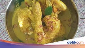 Daerah jakarta dan jawa barat mengenal opor ayam sebagai menu sarapan yang dikombinasikan dengan ketupat dan sayur labu. Bumbu Opor Ayam Putih Gurih