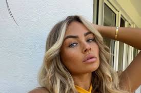 Ella Wise's Instagram, Twitter & Facebook