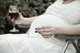 Esta primavera, las uñas son todo menos sencillas. Malos Habitos La Gente Fuma Y Bebe Alcohol La Pobre Compania De Jovenes Se Emborracha Mujer Con Bebe Los Hombres Fuman Beben Dano A La Madre Estilo De Vida Descuidado Problema Social