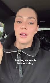 Hillary Courtney's Instagram, Twitter & Facebook