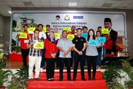 Siang hari itu, azis pulang sekolah lebih awal dari biasanya. Pasir Gudang Scientex Berhad