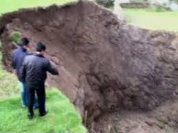 Resultado de imagen para GRAN HUECO EN ASENTAMIENTO HUMANO  DE LIMA