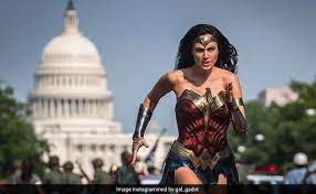 Büyürken, koreograf olmak istemesine rağmen gadot için filmi bir kadının yönetiyor olması çok önemliydi. Wonder Woman 1984 Review Sequel Floats On One Wing The Returning Gal Gadot 2 5 Stars Out Of 5