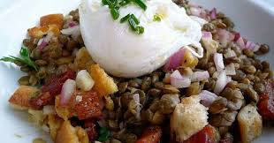 Recette De Salade De Lentilles Du Puy A La Lyonnaise Lardons Croutons Oeuf Poche Recette Recettes De Cuisine Salade De Lentilles