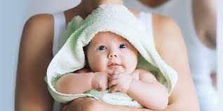 How to bathe your baby in a bath tub after the umbilical cord stump dries up, falls off, and the area heals, you can start giving your newborn a tub bath every few days. How To Bathe A Baby Mam Baby
