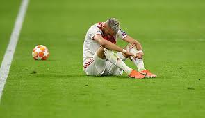 Он играет на позиции атак. Ajax Amsterdam Hakim Ziyech Am Boden Ich Gebe Mir Selbst Die Schuld