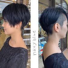 ayaさんはinstagramを利用しています 前回スーパーイメチェンしたエリーさん 今日はショートスタイル第2弾 今回は襟足も刈り上げて シルエットが綺麗なショートヘア 落ち着いたネイビーブルーに見えますが ブリーチを2回しているので日に日に色が