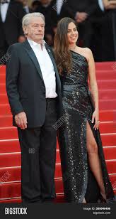 Père de trois enfants, mais aussi d'un fils qu'il n'a jamais reconnu, alain delon, qui fête son 85ème anniversaire ce dimanche 8 novembre, affiche une complicité inébranlable avec sa fille, anouchka delon. Cannes France May Image Photo Free Trial Bigstock