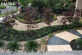 Kentucky bluegrass is perfect for busy lawns, it's high cold tolerant and disease resistant. Front Yard Backyard Low Maintenance Small Garden Design