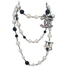 Black And White Necklace Preowned Chanel Black And White Pearl Beaded Carousel Long Necklace 41 260 990 Idr Li White Beaded Necklaces Black And White Necklaces White Pearl Necklace