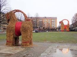 Under de flesta år som bocken blivit uppsatt har den olovligt bränts ned. Gavlebocken Wikiwand