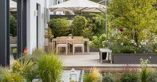 Stadtvilla Moderner Pflegeleichter Garten Mit Holzdeck Gartengestaltung Moderner Garten Wasserbecken Garten