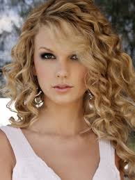 To get the perfect taylor cat eye, use a black eyeliner that dries down to a matte finish, and a precision eyeliner brush. I Like The Top Part Of This One Taylor Swift Hair Curly Hair Styles Taylor Swift Curls