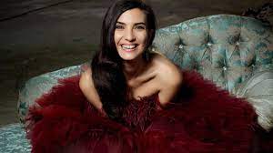 Maddi olarak rahat bir ailede yetişen ve başarılı bir eğitim hayatına sahip olan büyüküstün, küçük yaşlardan itibaren. Tuba Buyukustun Kimdir Kac Yasinda Aslen Nereli