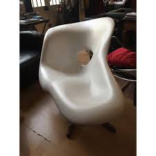 Leur objectif était de concevoir des meubles grand public à une époque (les années 40) marquée par la seconde guerre mondiale et par une conjecture difficile. Vitra La Chaise Lounge Chair Charles Ray Eames 1960s Design Market