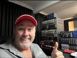 It's been a blast having great mate Charley Boyter in the studio this week  pickin' and laughing about old times. 🙌❤️ @charleyboyter  @lindsaywaddingtonmusic