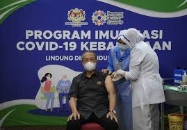 Posted in terkini posted in covid19malaysia Pm Muhyiddin Becomes First Person In Malaysia To Complete Covid 19 Vaccine Dosage
