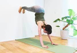 二の腕がほっそりしている人とぽっちゃりしている人では 同じ体重でも 細見え 度が違うのをご存知ですか 腕は他人からの視線を集めやすい上半身にあるため スタイルアップの重要パーツです ヨガインストラクターの筆者が 二の腕を引きしめる ハン