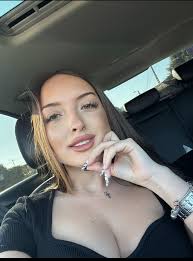 Ne plac femeile, ne plac și formele dar să nu uităm să fim oameni, de  obicei ne uităm la femei ca la păpuși, da e frumoasă și cam atât, pentru ca  multe