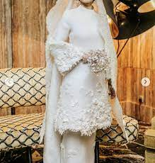 Menurut izara aishah, watak yang dibawakan dalam projek syarikat produksi itu seakan akan berubah setiap hari selepas menerima baju yang tidak masuk akal gayanya pada pandangan pelakon itu. Izara Aishah S Nikaah Outfit Nikah Dress Bridal Outfits Malay Wedding Dress
