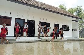 Lebih Dari Dua Bulan Mereka Bersekolah Ditemani Air Keruh Dan Kutu Air Di 2020 Berjalan Sekolah Teman