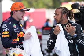 Een stortbui of een nieuwe clash tussen ferrari en mercedes kan hem in de kaart. Onwaarschijnlijk Hoe Red Bull En Max Verstappen De Overwinning Weggooiden Team Werd Misleid Door Eigen Computer Formule 1 Hln Be
