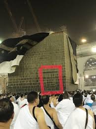 Située en plein coeur de la ville de la mecque en arabie saoudite et plus précisément dans la mosquée de la mecque,la kaaba est un lieu de pénérilage chaque année au moins une fois. Un Vent Violent Revele Un Secret De La Kaaba A La Mecque Photo