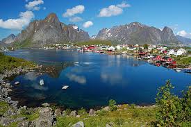 Noorwegen ligt op het westelijk deel van het scandinavisch schiereiland en grenst aan zweden, finland en rusland. Noorwegen Wikikids