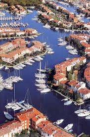 Votre location de mobil home à grimaud, à quelques minutes du célèbre golfe de saint tropez notre camping le domaine du golfe de st tropez vous propose des hébergements pouvant accueillir de 2 à 8 personnes, avec tout le confort dont vous avez besoin pour des vacances réussies en camping dans le sud de la france. Marina De Port Grimaud Marina In Frankreich