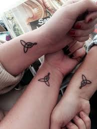 20 Tatuajes Pequenos Para Madres E Hijas Disenos Bonitos Llenos De Amor Tatuajes Pequenos