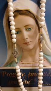 🕊️ Quando lui prega, non siamo soli Ci sono presenze che non fanno rumore,  ma tengono in piedi il mondo. Presenze che non promettono miracoli  immediati, ma restano, intercedono, custodiscono. Papa Francesco