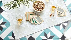 Weisse Kacheln Auf Glasstisch Mit Pistazien Spielkarten Und Whisky Getranken Types Of Floor Tiles Installing Tile Floor Gorgeous Tile