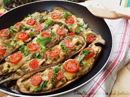 Le melanzane in padella, oltre che essere ottime come contorno, si prestano bene per condire la pasta o per farcire una torta salata. Barchette Di Melanzane E Patate In Padella