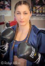 Aleksandra Lopes fighting