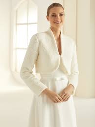 These are my pictures, this bolero actually looks identical. Warme Brautjacke Bolero Mit Wolle In Ivory Creme Von Bianco Evento Brautkontor