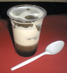 Siapkan 1 cup ukuran besar lalu masukkan cincau hitam kedalam cup. Es Cincau Cup Dengan