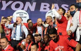 «nous soutenons l'attitude honorable de basaksehir face au racisme, qui est un crime. Super Lig Sampiyonu Basaksehir Bilal Erdogan Sahaya Indi Tr724