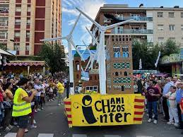 Imágenes del desfile de carrozas en el inicio de las fiestas de Binéfar 2024