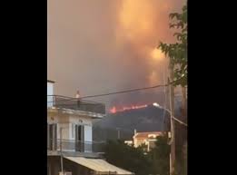 Ma la capitale dell'isola ha anche un aeroporto, con voli da e per atene (solo voli nazionali).atene dista solo un'ora di autobus.dal porto di kimy, sulla costa est dell'isola, partono traghetti per le isole di alonissos e skyros, mentre da marmari, sulla costa. Grecia Vasto Incendio Sull Isola Di Eubea Evacuate 500 Persone