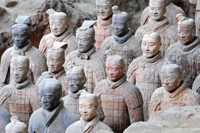 Primer plano de varios guerreros de terracota mostrando rostros diferentes.
