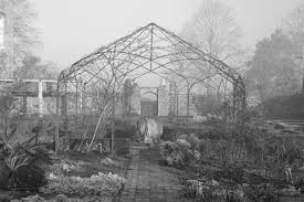 Pretty Rose Arbor In Vita Sackville West S White Garden At Sissinghurst Castle In Kent Sissinghurst Gardeners White Gardens Classic Garden Garden Obelisk