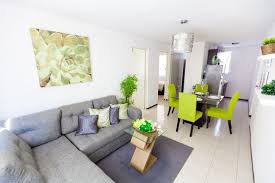Lámpara tolomeo colgante para decorar un comedor clásico . Decoracion De Comedor Y Sala Juntos En Espacio Pequeno