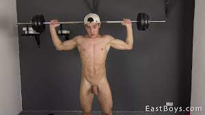 性感的肌肉男孩- 裸体健身选角| xHamster
